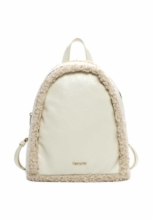 Zaino in eco-pelle bianco con forma arrotondata, rifiniture in crema testurizzate, spallacci regolabili e un logo dorato del marchio sul davanti.