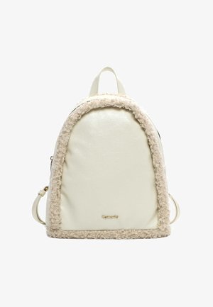 Sac à dos en simili cuir blanc avec une forme arrondie, des bordures en crème texturé, des bretelles ajustables et un logo de marque doré à l'avant.
