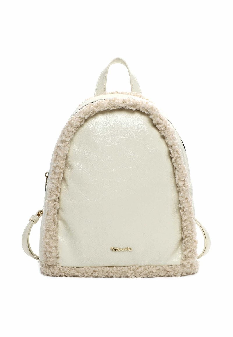 Sac à dos en simili cuir blanc avec une forme arrondie, des bordures en crème texturé, des bretelles ajustables et un logo de marque doré à l'avant.