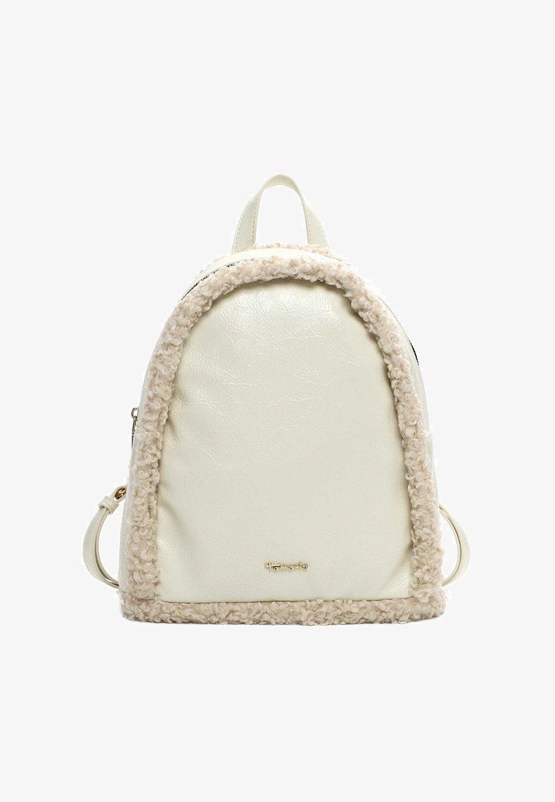 Sac à dos en simili cuir blanc avec une forme arrondie, des bordures en crème texturé, des bretelles ajustables et un logo de marque doré à l'avant.