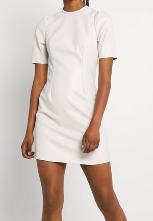 Lysegrå minikjole med korte ærmer, lavet af glat materiale. Har subtile sømdetaljer og en rund halsudskæring. Figurformet design.