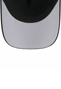 Schwarze und graue Kappe mit strukturiertem Design, ausgestattet mit einem flachen Schirm und textiler Oberfläche. Die Unterseite des Schirms ist grau.