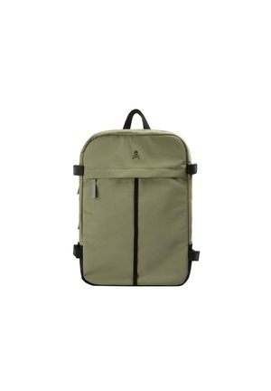 Mochila rectangular verde con bolsillo delantero con cremallera, raya negra vertical, correas de ajuste lateral y pequeño logo de calavera cerca del centro superior.