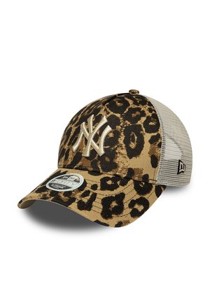 Gorra de béisbol con parte frontal y visera de estampado de leopardo marrón y negro, parte trasera de malla blanca y logo blanco "NY" en el panel frontal.