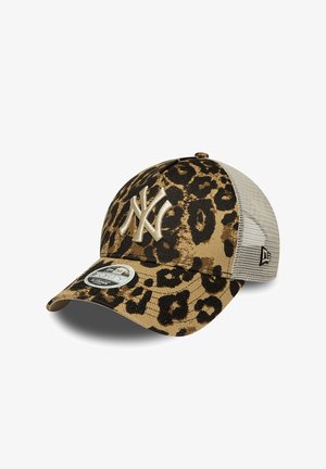 Gorra de béisbol con parte frontal y visera de estampado de leopardo marrón y negro, parte trasera de malla blanca y logo blanco "NY" en el panel frontal.