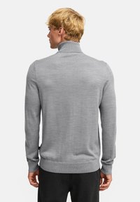 Grauer Strickpullover mit hohem Kragen, langen Ärmeln und gerippten Bündchen und Saum. Hat eine glatte Textur und eine schmale Passform.