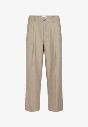 Pantalons beiges ajustés avec une coupe décontractée, devant plissé et fermeture à bouton. Fabriqués en tissu texturé avec des jambes droites.