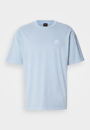 T-shirt in cotone azzurro chiaro con collo rotondo, maniche corte e un piccolo logo bianco sulla parte sinistra del petto. Texture morbida e vestibilità comoda.