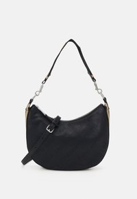 Borsa a mano in pelle nera con forma curva, design del logo impresso, tracolla regolabile e dettagli in hardware argentato. Apertura con zip.
