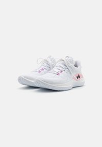 Hvide atletiske sneakers med lyserøde og sorte accenter, mesh-stof og snørebånd, vist side om side på en hvid baggrund.