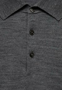 Graues Polohemd mit strukturiertem Strickstoff, drei schwarzen Knöpfen am Kragen und einem klassischen umgeschlagenen Kragen-Design.