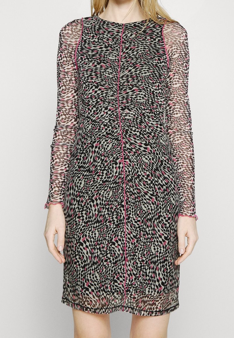 Ručně šitá šatová šaty s dlouhým rukávem v průhledné textilii, s abstraktním vzorem v černé, bílé a růžové barvě, fitted siluetou a řasenými okraji.