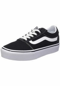 Zapatilla negra de corte bajo con cordones blancos, una franja blanca en forma de ola en el costado y una suela de goma blanca gruesa, contra un fondo blanco.