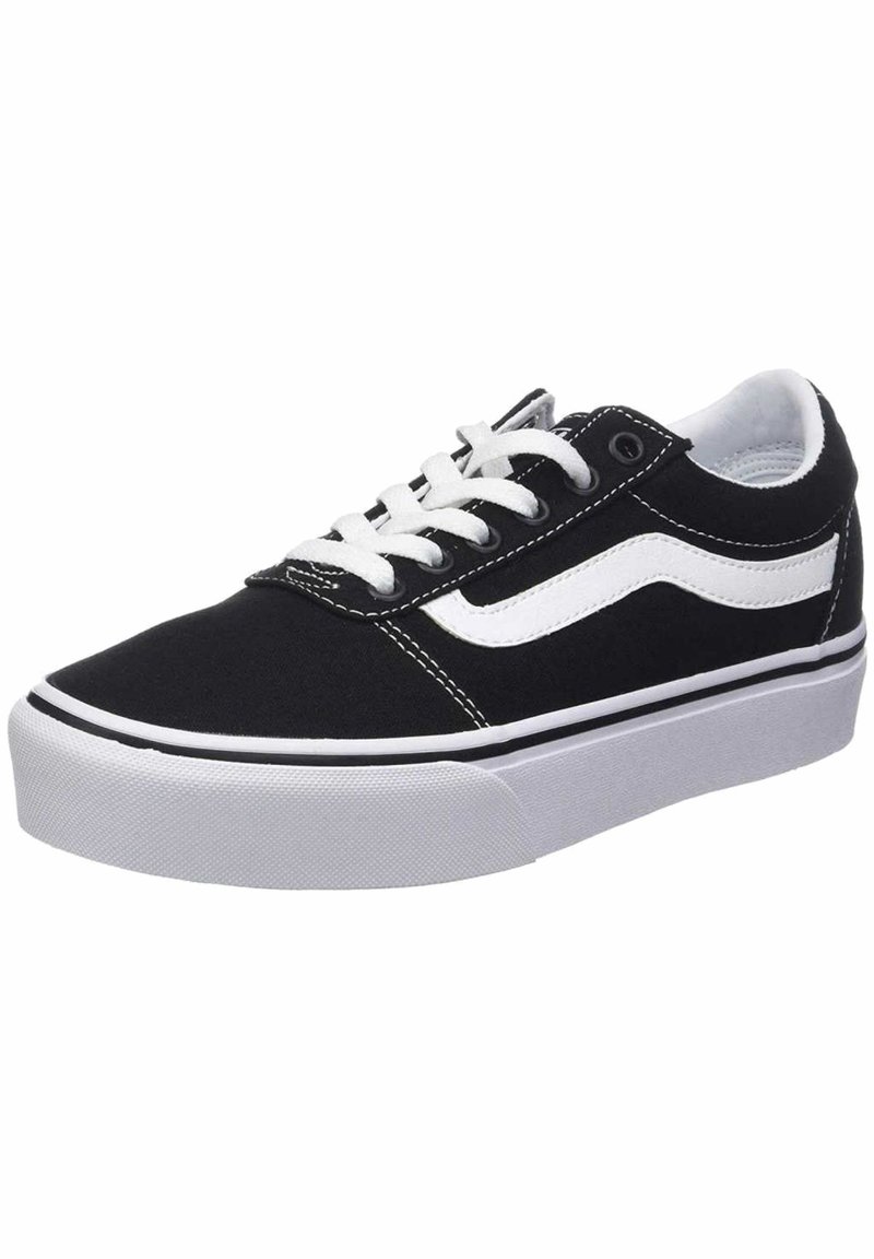 Niskie czarne sneakersy z białymi sznurowadłami, białym falistym paskiem po boku i białą grubą gumową podeszwą na białym tle.