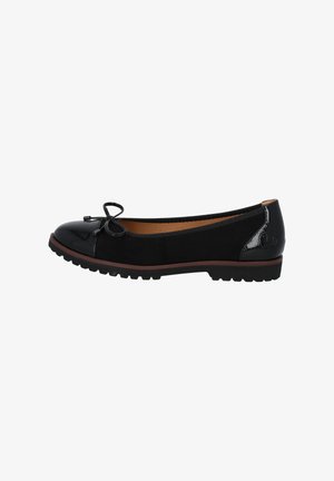 Schwarze Ballerinas mit einem glänzenden Lackzehenkapp, weichem Wildlederobermaterial und einem kleinen Schleifenakzent an der Vorderseite. Niedrige, strukturierte Gummisohle.
