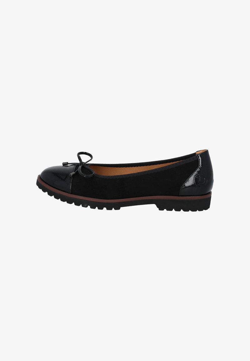 Czarne baletki z błyszczącą lakierowaną noskiem, miękkim zamszowym ciałem i małą kokardką z przodu. Niska, teksturowana gumowa podeszwa.