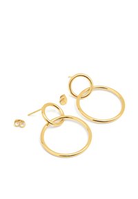 Pendientes de aro en tono dorado que presentan dos círculos interconectados, con un acabado pulido y una base de clavo separada.
