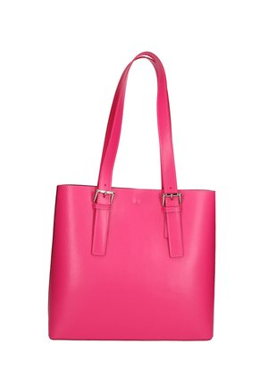 Borsa tote in pelle rosa brillante con due spallacci regolabili e dettagli con fibbia argentata su sfondo bianco.