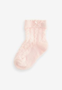Calzino lavorato a maglia rosa chiaro con polsino a coste e motivo a trecce testurizzato, con un piccolo fiocco in raso come accentuazione sul polsino.