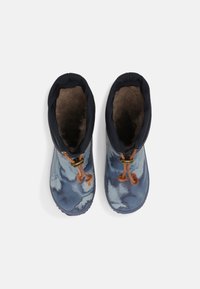 Stivali impermeabili blu con finitura lucida, fodera marrone testurizzata e lacci a corda impreziositi da dettagli in metallo. Punta arrotondata.