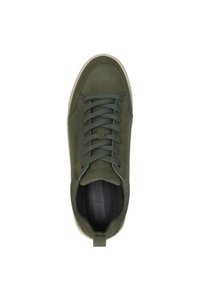 Olijfgroene sneaker met een bovenwerk van glad leer, platte veters, een laag profiel en een witte rubberen zool. Heeft een trekband bij de hiel.