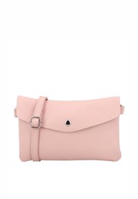 Bolso bandolera de cuero rosa claro con textura suave, solapa superior, cierre de botón a presión plateado y correa ajustable.