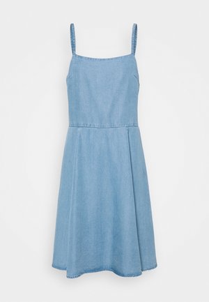 Robe en jean bleu clair, avec fines bretelles, corsage ajusté et jupe évasée, à la texture lisse et au design décontracté.