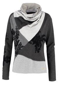 Pull patchwork à manches longues en nuances de gris avec broderie florale noire et un large col châle drapé.