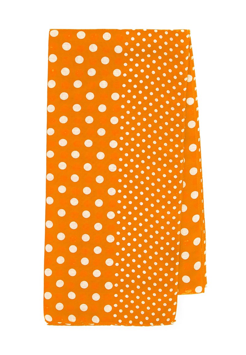 Tela naranja con lunares blancos de diferentes tamaños. El diseño se divide en dos secciones, una con lunares grandes y la otra con pequeños.