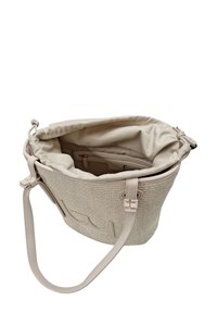 Borsa intrecciata beige con tracolla in pelle liscia. Presenta una chiusura a coulisse e una tasca interna con zip. Superficie testurizzata con motivi sottili.