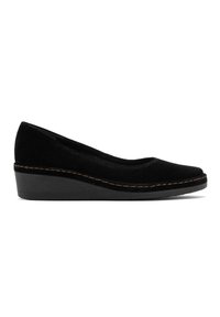 Scarpe con zeppa in suede nero, con punta arrotondata e un accento cucito lungo la suola, caratterizzate da una finitura liscia e opaca e tacco a zeppa basso.
