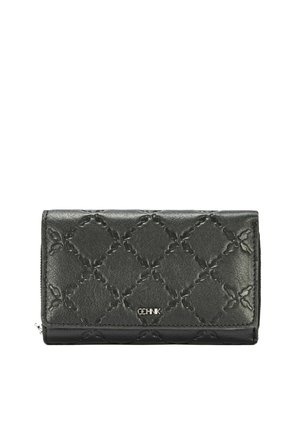 Czarny skórzany portfel z tłoczonym wzorem w kształcie diamentów, srebrnym logo i gładką teksturą. Posiada zapinaną na zamek kieszeń oraz składany design.