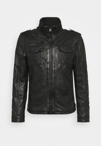 Zwarte leren jas met een hoge kraag, ritssluiting aan de voorkant, vier zakken—twee op de borst en twee aan de zijkant—en schouderepauletten. Gladde textuur.