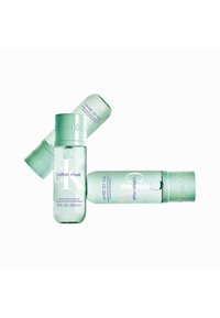 Brume de parfum pour cheveux et corps en coton musc Calvin Klein dans des bouteilles translucides vert clair avec un branding blanc et violet, 236 ml chacune.