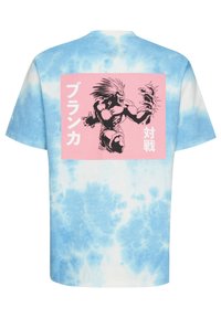 Bavlněné tričko s modrým tie-dye vzorem, které má růžový obdélníkový grafický prvek s černou postavou v anime stylu a japonským textem.