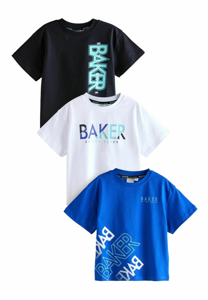 Kolm lühikeste varrukatega T-särki: üks must türkiissinise graafikaga, üks valge mitmevärvilise logoga ja üks sinine valge tekstiga.