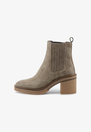 Taupe Wildleder-Ankle-Boot mit Blockabsatz, elastischem Seitenpaneel und Zugschlaufe hinten.