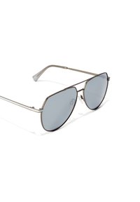 Metallraamiga aviator prillid peegeldavate siniste läätsede ja õhukeste tempudega, puhkamas valgel pinnal.