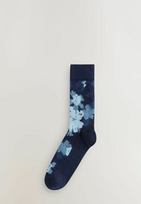 Chaussettes navy avec un motif floral dans des nuances de bleu clair, dotées d'un bord côtelé et d'une texture lisse, conçues pour le confort et le style.