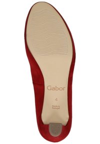 Semelle plate rouge de chaussure avec dessous beige, grip texturé près des orteils et du talon, marqué "Gabor", taille 4, fabriqué au Portugal.