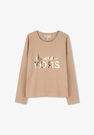 Beżowa koszula z długim rękawem, okrągłym dekoltem i metalicznym złotym logo "Michael Kors" nadrukowanym na przodzie.