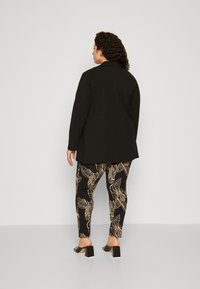Vero Moda Curve VMCLIVA LONG NOOS - Kort kåpe / frakk - black