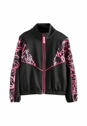 Giacca sportiva nera con colletto alto, motivi astratti rosa sulle maniche, chiusura con zip frontale e polsini e orlo elastici. Leggera lucentezza nella texture.