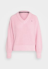 Maglione rosa lavorato a maglia con scollatura a V, maniche lunghe e polsini a coste. Presenta un logo sul petto e un motivo di lavorazione a maglia testurizzato.