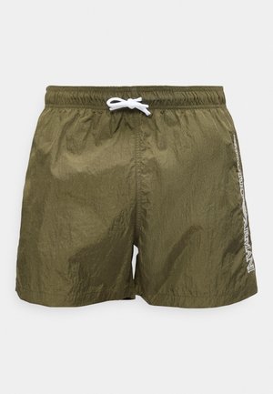 Męskie krótkie spodenki kąpielowe w oliwkowej zieleni z elastycznym paskiem, białym sznurkiem oraz białym pionowym logo po prawej stronie.