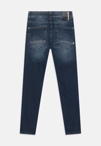 Tmavě modré džíny s úzkým střihem, které mají dvě zadní kapsy a značkový pásek. Jemné vyblednutí na nohavicích.