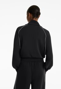 OYSHO Felpa con zip - black