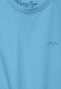Ljusblå t-shirt i mjuk bomull med rundad halsringning och en subtil präglad logotyp "STREET ONE" på vänster fram.