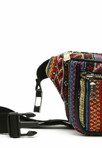 Torba na biodra z czarnym, regulowanym paskiem, kolorowa tkanina ręcznie tkana w czerwone, niebieskie, żółte i czarne wzory oraz zamki błyskawiczne w kolorze złotym.