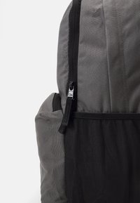 New Era MLB NEW YORK YANKEES MULTI STADIUM BAG - Mochila - grey